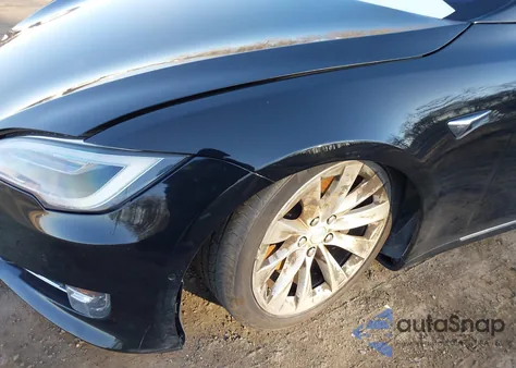 2018 Tesla Model S 100D/75D/P100D z USA, uszkodzony, nr VIN 5YJSA1E22JF277127